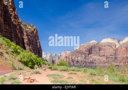 Valley nel Parco Nazionale di Zion che mostra la strada avvolgimento attraverso le caratteristiche geologiche Foto Stock