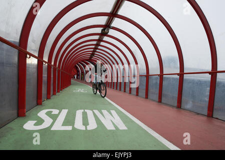 Ciclista sulla SECC Passaggio pedonale e ciclabile di Glasgow. Foto Stock