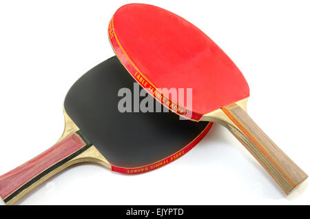 Due tavoli da ping pong racchette uno sulla sommità dell'altro isolato su bianco. Una paletta è rosso e l'altra è nero Foto Stock
