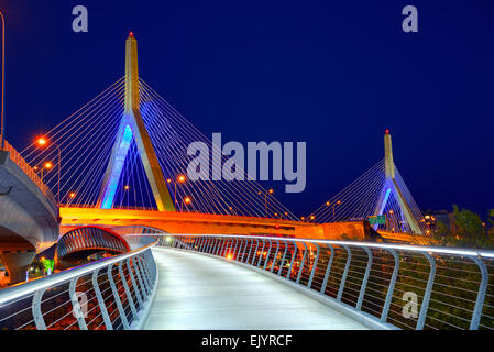 Boston Zakim bridge tramonto nel Bunker Hill Massachusetts USA Foto Stock