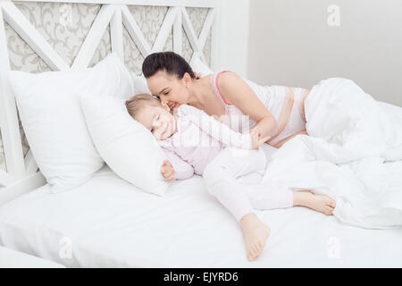 Madre e figlia a letto Foto Stock