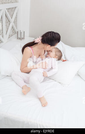 Madre e figlia a letto Foto Stock