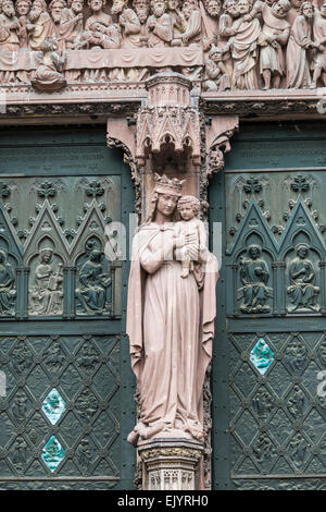 Dettagli della parte esterna della cattedrale di Notre Dame a Strasburgo, Francia Foto Stock