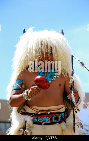 Tradizionale Cellicion Zuni ballerini eseguono il White Buffalo Dance presso il Centro Culturale Indian Pueblo di Albuquerque, NM, Stati Uniti d'America Foto Stock