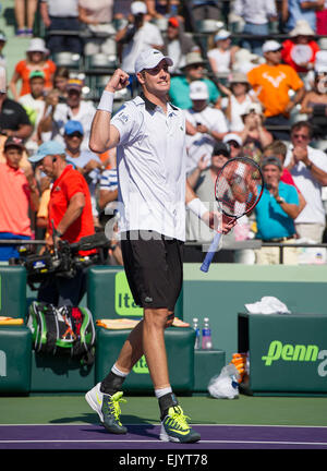 Key Biscayne, Florida, Stati Uniti d'America. 02Apr, 2015. John Isner (USA) in azione come Egli sconfigge Kei Nishikori (JPN) 6-4 6-3 al 2015 Miami apre al Crandon Centro Tennis di Key Biscayne Florida. Credito: Azione Sport Plus/Alamy Live News Foto Stock