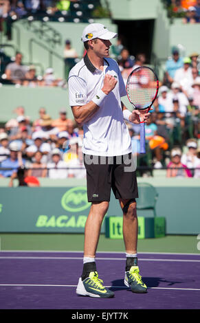 Key Biscayne, Florida, Stati Uniti d'America. 02Apr, 2015. John Isner (USA) in azione come Egli sconfigge Kei Nishikori (JPN) 6-4 6-3 al 2015 Miami apre al Crandon Centro Tennis di Key Biscayne Florida. Credito: Azione Sport Plus/Alamy Live News Foto Stock