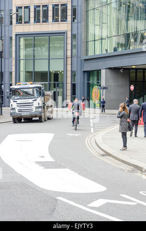 Sicurezza del ciclo della segnaletica stradale schema che separa i ciclisti e traffico, London, Regno Unito Foto Stock