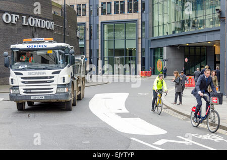 Sicurezza del ciclo della segnaletica stradale schema che separa i ciclisti e traffico, London, Regno Unito Foto Stock