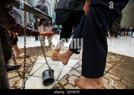 I musulmani lavarsi le gambe prima di preghiera nel cortile del Santuario di Ali nel giorno di Ashura, decimo giorno di Muharram e commemorazione di Husayn ibn ali della morte, Mazar-i Sharif, Afghanistan Foto Stock