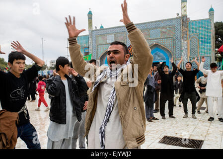 I musulmani sciiti battere se stessi di fronte al mausoleo nel Santuario di Ali nel giorno di Ashura, decimo giorno di Muharram e commemorazione di Husayn ibn ali della morte, Mazar-i Sharif, Afghanistan Foto Stock