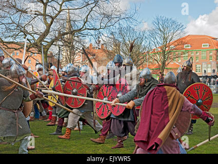 Battaglia tra vichinghi e anglosassoni al Viking Festival York North Yorkshire Inghilterra Regno Unito GB Gran Bretagna Foto Stock