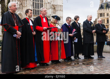 Londra, Regno Unito. 03 apr, 2015. Centinaia di cristiani a Londra prendere parte al metodista interconfessionale, anglicani e cattolici di marzo la testimonianza di Westminster. Nella foto: dignitari e i membri del clero tra cui il Cardinale Vincent Nichols, a sinistra e a Westminster Assessore Angela Harvey Credito: Paolo Davey/Alamy Live News Foto Stock