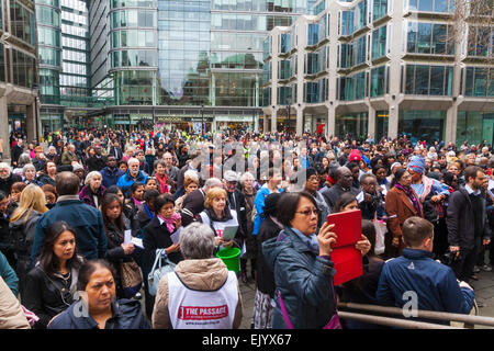 Londra, Regno Unito. 03 apr, 2015. Centinaia di cristiani a Londra prendere parte al metodista interconfessionale, anglicani e cattolici di marzo la testimonianza di Westminster. Nella foto: la folla si raduna nella Cattedrale di Westminster p.zza per ascoltare il Cardinale Vincent Nichols Arcivescovo di Westminster prima di continuare il loro modo di Westminster Abbey. Credito: Paolo Davey/Alamy Live News Foto Stock