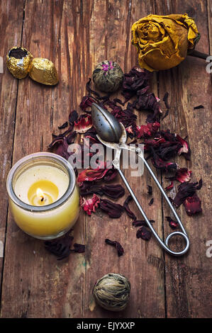 Infuso di tè varietà di hibiscus sullo sfondo crema pasticcera cucchiaio.L'immagine dai toni.Il fuoco selettivo Foto Stock