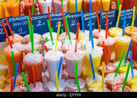 Gustosi succhi di frutta al Mercato di Boqueria a Barcellona Foto Stock