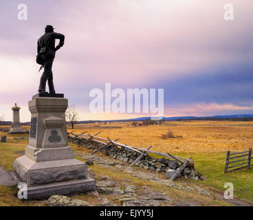 Un monumento civile dei veterani di guerra del 111New York fanteria, Parco Militare Nazionale di Gettysburg Gettysburg in Pennsylvania stormy purpureo tramonto aggiungere l'info Foto Stock