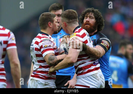 Wigan, Regno Unito. 03 apr, 2015. Super League Rugby. Il Wigan Warriors versus St Helens. I giocatori di entrambi i lati uno scambio di punti di vista Credito: Azione Sport Plus/Alamy Live News Foto Stock