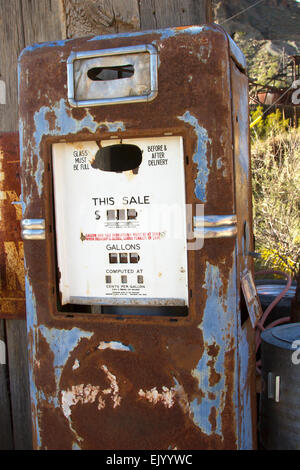 Antique arrugginita pompa del gas al di fuori nel deserto Foto Stock