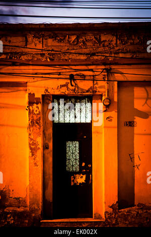 La notte nel centro storico di Città del Guatemala, Zona 1, Guatemala, America centrale. Foto Stock