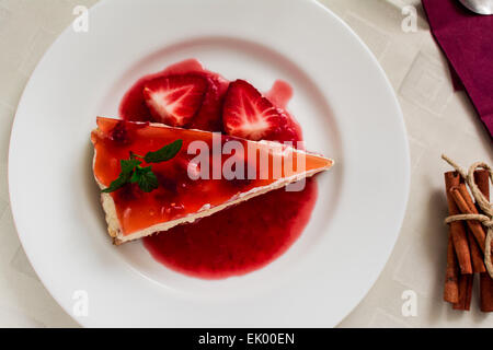 Italian dessert tradizionale cheesecake di ricotta con fragola Foto Stock