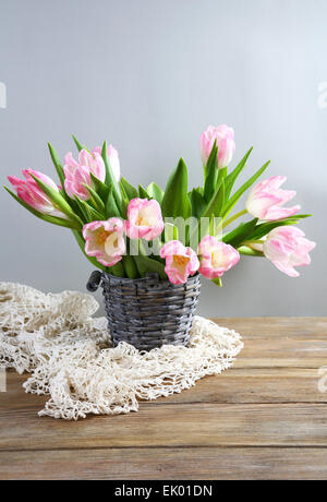 Fresh Spring tulipani a benna Foto Stock