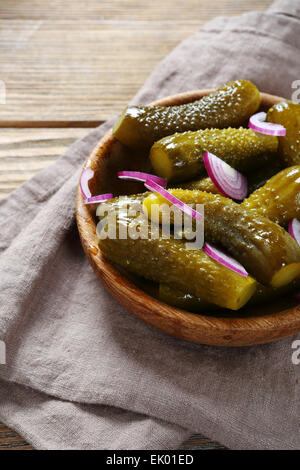 Deliziosi cetrioli e cipolle in una ciotola, cibo Foto Stock