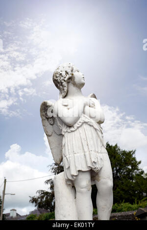 Angelo statua in un cimitero di kilkenny cercando fino al cielo Foto Stock