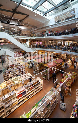 Eataly all'interno. Multi store per il cibo e i ristoranti. Milano Italia Foto Stock