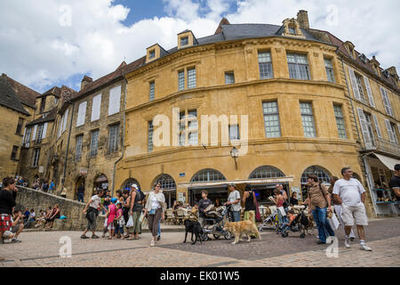 I turisti a piedi attraverso le stradine acciottolate square e il passato di ristoranti e negozi nei vicoli medioevali di Sarlat Dordogne. Foto Stock