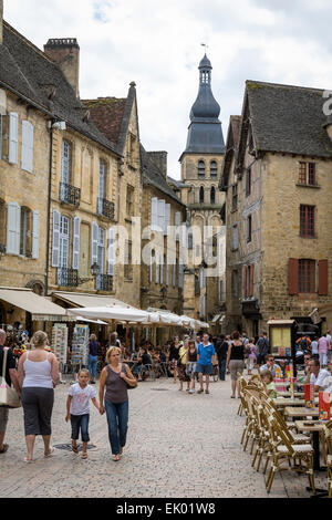 I turisti a piedi attraverso le stradine acciottolate square e il passato di ristoranti e negozi nei vicoli medioevali di Sarlat Dordogne. Foto Stock