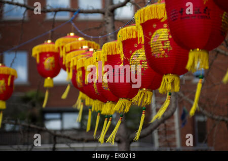 La celebrazione del Capodanno cinese a Chinatown a Londra, Inghilterra. Lanterne colorate lungo le strade, una folla di persone che frequentano Foto Stock