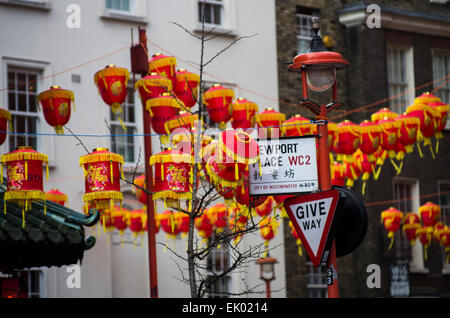 La celebrazione del Capodanno cinese a Chinatown a Londra, Inghilterra. Lanterne colorate lungo le strade, una folla di persone che frequentano Foto Stock