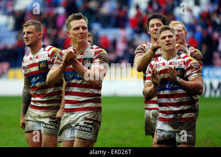 Wigan, Regno Unito. 03 apr, 2015. Super League Rugby. Il Wigan Warriors versus St Helens. Il team di Wigan applaudire i loro fan alla fine del credito di gioco: Azione Plus sport/Alamy Live News Foto Stock