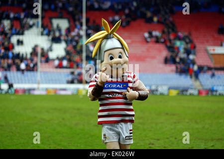 Wigan, Regno Unito. 03 apr, 2015. Super League Rugby. Il Wigan Warriors versus St Helens. Max il Wigan mascotte indica che il Wigan sono numero 1 Credito: Azione Plus sport/Alamy Live News Foto Stock