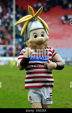 Wigan, Regno Unito. 03 apr, 2015. Super League Rugby. Il Wigan Warriors versus St Helens. Max il Wigan mascotte indica che il Wigan sono numero 1 Credito: Azione Plus sport/Alamy Live News Foto Stock