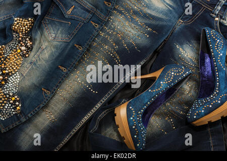 Glamour moda femminile, jeans e scarpe, giacca in strass Foto Stock