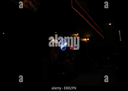 Neon di notte vista obliqua 'thailandese Thai Noodle' ristorante asiatico, al relitto Camera, California Street a Hyde Street di San Francisco Foto Stock