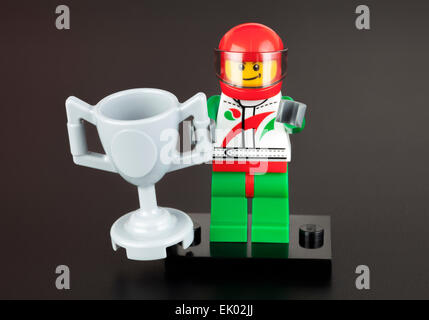 Tambov, Federazione Russa - Marzo 20, 2014 LEGO race car driver minifigure con tazza su sfondo nero. Foto Stock