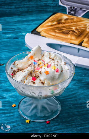 Toast al forno cosparso di gelato in confettura di lamponi sullo sfondo di westernize.Il fuoco selettivo Foto Stock