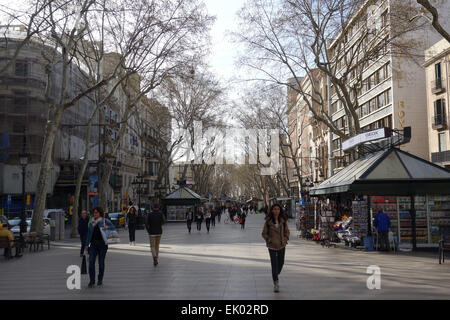 La gente camminare lungo Las Ramblas di Barcellona, in Catalogna, Spagna Foto Stock