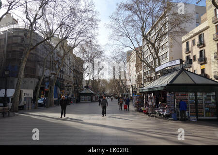 La gente camminare lungo Las Ramblas di Barcellona, in Catalogna, Spagna Foto Stock