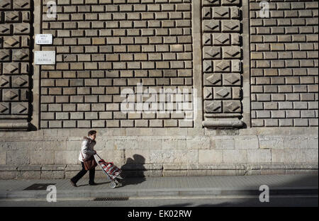 Donna anziana con carrello oltrepassando la chiesa di Betlemme sulla Rambla dels Estudis, Barcellona, in Catalogna, Spagna Foto Stock