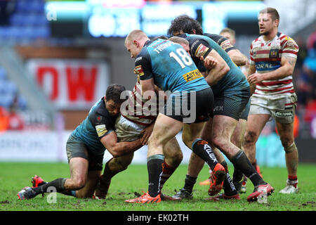 Wigan, Regno Unito. 03 apr, 2015. Super League Rugby. Il Wigan Warriors versus St Helens. Luca Thompson di St Helens e Alex Walmsley di St Helens tenta di respingere gli attacchi di Wigan Credito: Azione Sport Plus/Alamy Live News Foto Stock