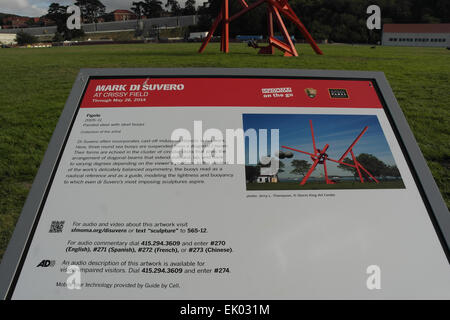 Mark di Suvero 'Figolu' scultura scheda di informazione permanente di erba verde verso la scultura in acciaio, Crissy Field, San Francisco Foto Stock