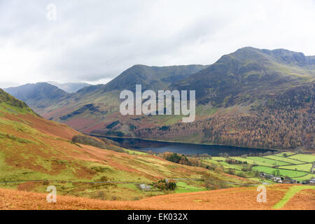 Buttermere da Rannerdale nodi - Le nuvole minacciano Foto Stock