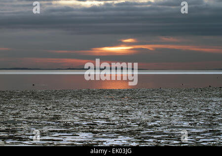 Gelido inverno giorno tramonto con Floes sul Lago Balaton in Ungheria Foto Stock