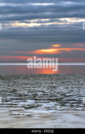 Gelido inverno giorno tramonto con Floes sul Lago Balaton in Ungheria Foto Stock