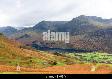 Buttermere da Rannerdale nodi - Le nuvole minacciano Foto Stock