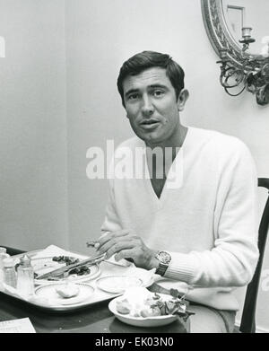 GEORGE LAZENBY attore australiano al suo Park Lane, Londra, Appartamento in ottobre 1968, prima delle riprese di James Bond in Al servizio segreto di Sua Maestà. Foto Tony Gale Foto Stock