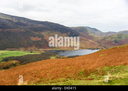 Terra tra Crummock acqua e Butterwere - da Rannerdale nodi Foto Stock